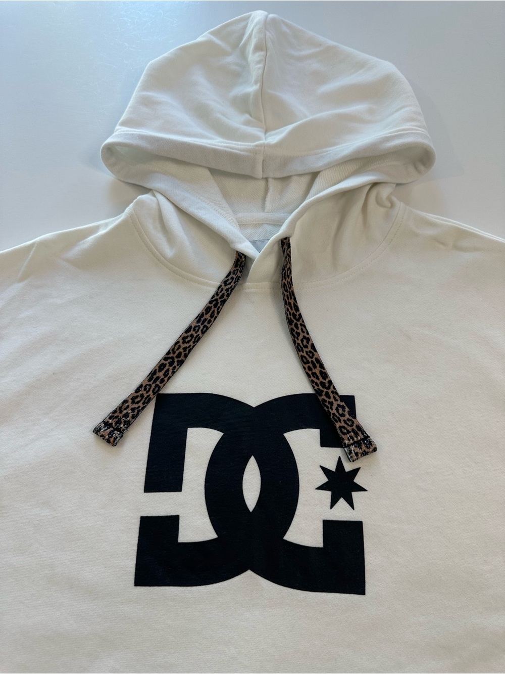 DC Star Cropped Hoodie With Black Graphic Leopard Strings Women’s Size Medium - Picture 3 of 11